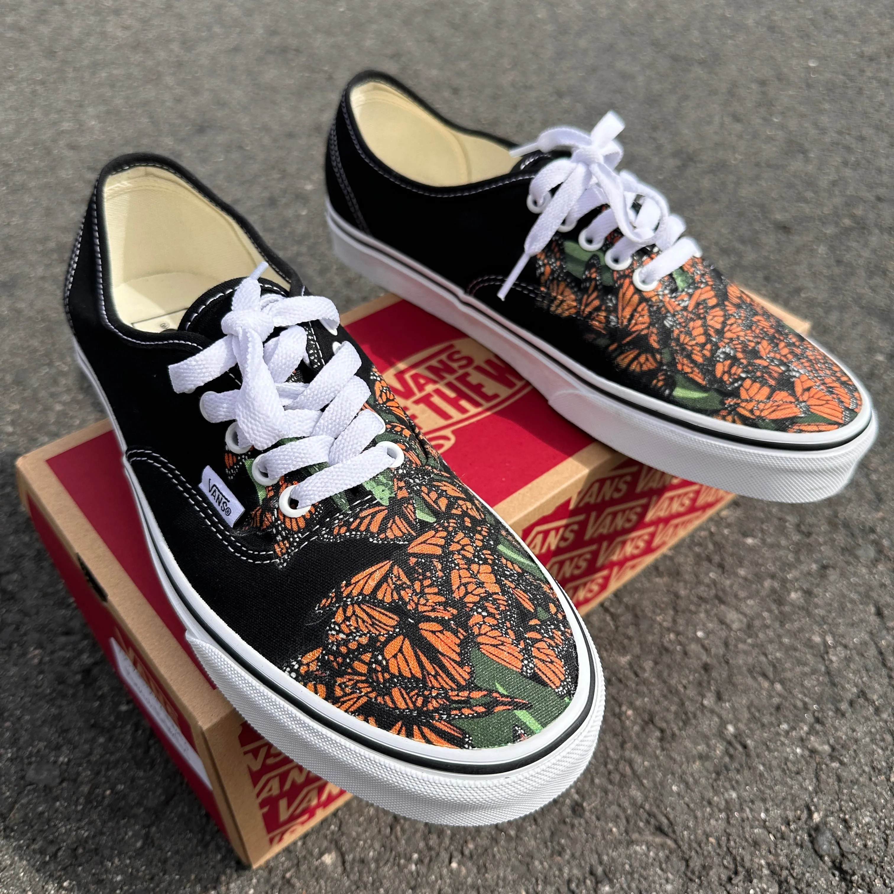 Monarch Butterfly Nature - Black Authentic Vans