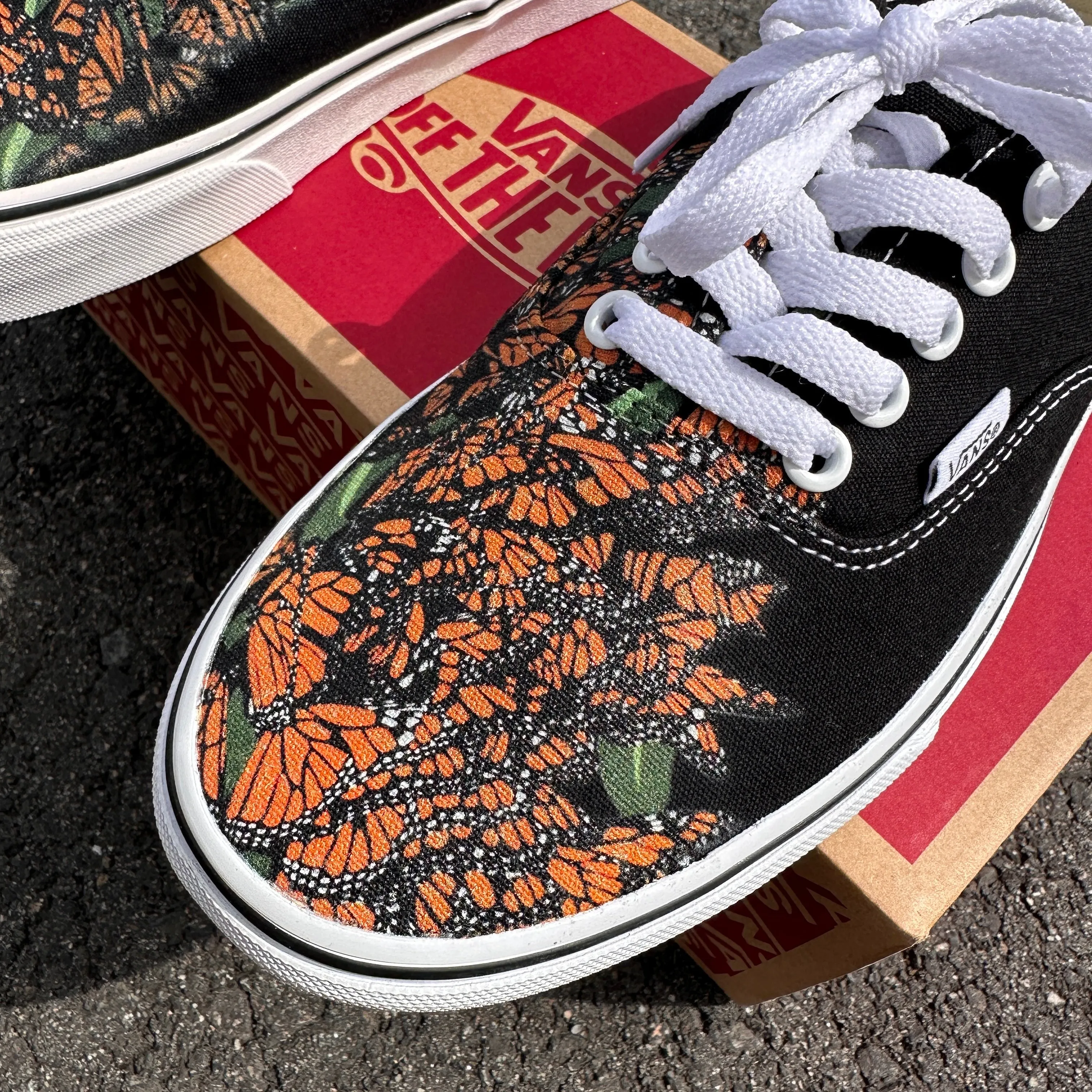 Monarch Butterfly Nature - Black Authentic Vans